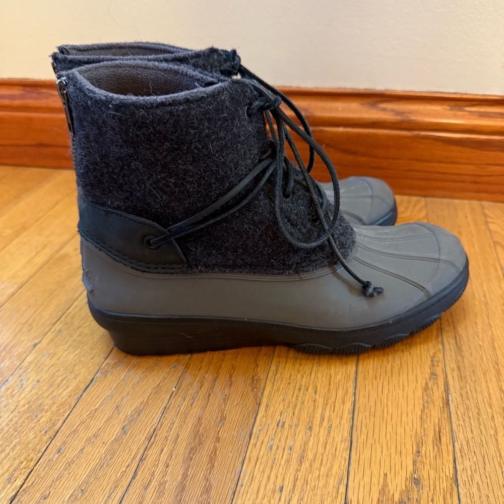Women’s Sperry Saltwater Wedge size 9 Gray Winter Boots